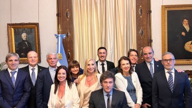 Javier Milei junto a los integrantes de su gabinete.