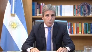 Luis Caputo anunció las medidas: dólar a $800, suba de tarifas y suspensión de la obra pública