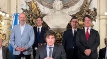 Imagen de Federico Sturzenegger sin cargo, pero con ubicación privilegiada en los anuncios de Milei