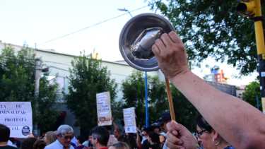 Cacerolazo en Roca en rechazo al DNU de Milei: "Se nos viene la noche"