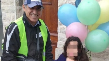 El juez junto a la menor, al informarle de su adopción. Foto: Gentileza TN. 