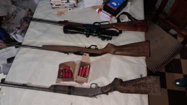 Se hicieron al menos dos allanamientos en distintos puntos de la ciudad y se secuestraron armas de todo tipo. Ahora hay que esperar las pericias. foto: gentileza.