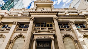 Deuda: Milei firmó un decreto para que el Banco Central emita dos billones de pesos en 2024