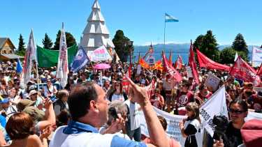 Los gremios de la CGT y CTA ya se movilizaron juntos contra el gobierno de Milei en Bariloche. El 1° de Mayo vuelven a marchar. Archivo