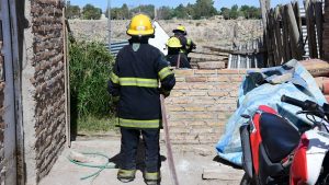 Bomberos apagaron un incendio en la zona norte de Roca