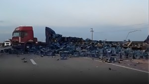 Un camión volcó cerca de Las Grutas y cientos de cervezas quedaron tiradas en la ruta