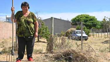Herramientas en mano, desde que sale el sol, Celia sale en busca del pan de cada día.