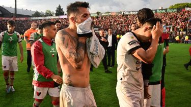 Colón descendió tras perder un desempate con Gimnasia en Rosario, pero se ilusiona con quedarse por escritorio.