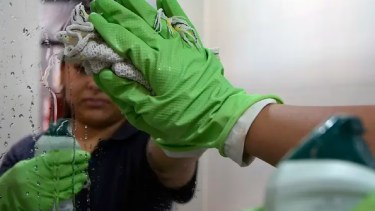 Las empleadas domésticas recibirán un nuevo aumento salarial este mes.-