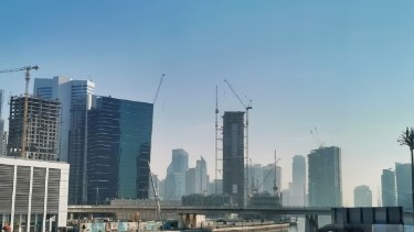 Para dar una idea del rápido crecimiento que vive la ciudad: el 25% de las grúas de construcción del mundo operaban en Dubái en el 2014. Crédito: Michelle Soto.
