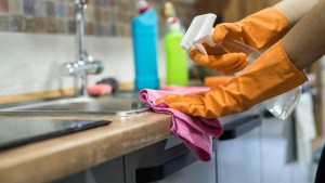 Empleadas domésticas: Qué pasará con los aumentos de sueldo durante diciembre y enero