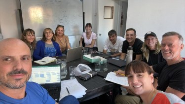 El equipo de trabajo del gobernador electo ultimando detalles ayer del proyecto que llegará a la Cámara. Foto: gentileza.
