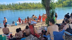 Rescatan a una joven que se ahogaba en el río Limay, en el Paseo de la Costa de Neuquén