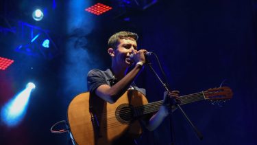 Con apenas dieciséis años, el joven músico será parte del festival de doma y folclore que comenzará el viernes cinco de enero. Su participación será desde el lunes 8.
