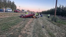 Imagen de Remolcaban el auto por la Ruta 22, uno pinchó una rueda y dos jóvenes terminaron internados en Roca