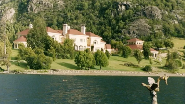 La estancia Lago Escondido, junto al espejo de agua del mismo nombre, es propiedad del magnate inglés Joe Lewis. Archivo