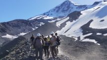 Imagen de Rescate en el volcán Lanín: evacuaron a un andinista en la zona de refugios