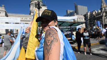 Simpatizantes del presidente electo Javier Milei llegaban esta mañana al Congreso para participar del acto de asunción. Foto Télam.