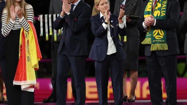 Debbie Hewitt, presidenta de la Federación Inglesa de fútbol, acusó a Rubiales por conducta inapropiada con las jugadoras británicas.
