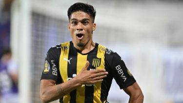 Matías Arezo viene de hacer 22 goles en 40 partidos en Peñarol.