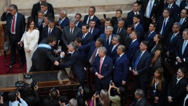 Macri fue uno de los primeros en recibir el saludo del flamante presidente Javier Milei. (Gentileza Clarin)