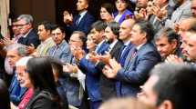 Imagen de Rolando Figueroa paga aguinaldos el martes y los intendentes esperan por ayuda