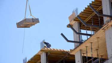 La construcción privada es la opción para quienes quedaron sin empleo en obras públicas (Matías Subat). 