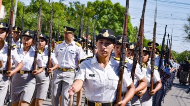 El acto culminó con un desfile que tuvo un importante despliegue de uniformados. Foto: Mauricio Martin.