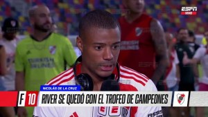 Tras el anuncio de su desvinculación con River, De la Cruz posó con la camiseta de un club de Brasil