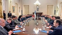 Imagen de Sin planes para revertir cambios en Ganancias, se tensiona la negociación de Milei con los gobernadores