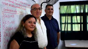 Fabiola y Eduardo a punto de recibir su título secundario junto a Oscar, director de la Escuela. Fotos: Alejandro Carnevale