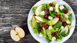 Ensalada de espinaca y manzana: rica, fácil y muy liviana