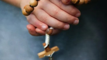 La oración es un espacio de meditación y paz para muchas personas.-