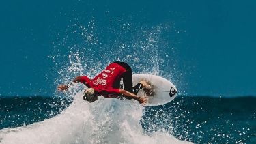 Vuela el campeón. “Es el mejor surfista argentino hoy”, dice Martín Passeri, su coach