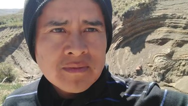 Tony Ancatruz se sorprendió cuando fue a ver la figura y aprovechó para hacer una selfi (Gentileza)