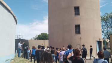 Ayer, un importante número de vecinos llegó la planta potabilizadora para reclamar y tomar muestras de agua. foto: gentileza.