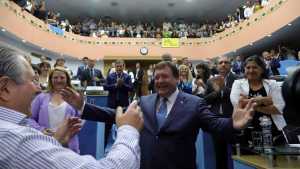 El abrazo y los siete datos para repasar de la asunción de Weretilneck