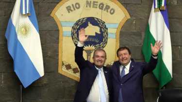 “¿Quién hubiera dicho? Estamos acá de nuevo”, le dijo Weretilneck a Pesatti después de jurar y al sentarse con su vicegobernador. Foto : Marcelo Ochoa