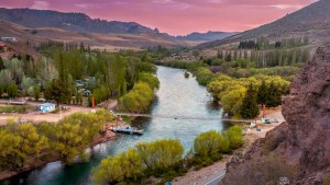 El mozo influencer de Villa Llanquín: publica fotos de esa joya a 40 km de Bariloche y le llueven las consultas para ir