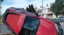 Imagen de Un vehículo cayó al canal de riego en Fernández Oro