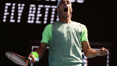 Fran Cerúndolo tuvo que dejar la piel para ganar en el debut. Público en contra y partido eterno. (AP)