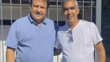 El gobernador Alberto Weretilneck recibió ayer la visita del legislador Facundo López, en su casa de Cipolletti. Gentileza