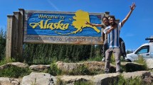 Imagen de Ale y Nacho, de la Patagonia a Alaska en una Kangoo: así lograron pagar el viaje que soñaron toda la vida