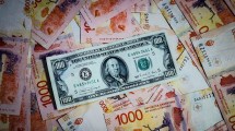 Imagen de El dólar blue bajó 30 pesos y los bursátiles también cayeron: a cuánto cerraron este jueves