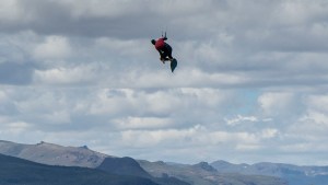 El hombre que desafía las olas del Nahuel Huapi