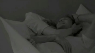 El beso que confirma el romance entre Bautista y Denisse en Gran Hermano. 