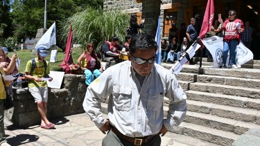 TRabajadores de Parques Nacionales junto al gremio ATE se manifestaron en la puerta de la intendencia del parque Nahuel Huapi. Foto: Chino Leiva