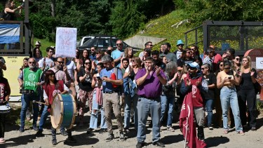 Trabajadores, becarios e investigadores de Conicet Patagonia Norte se sumaron al "ruidazo" nacional desde la sede de Bariloche. Foto: Chino Leiva