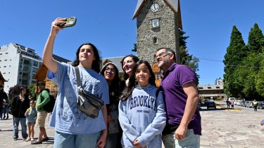Bariloche sería una de las ciudades que promocionaría el plan turístico de Javier Milei. Pero los privados cuestionan que "todo el esfuerzo se los piden a los prestadores, que están asfixiados por las subas de los servicios. El Estado no prevé ningún aporte"