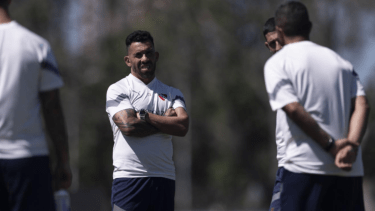 Cambio de planes. El plantel conducido por Tevez se quedará en Buenos Aires y haría la pretemporada en Ezeiza. (Archivo)